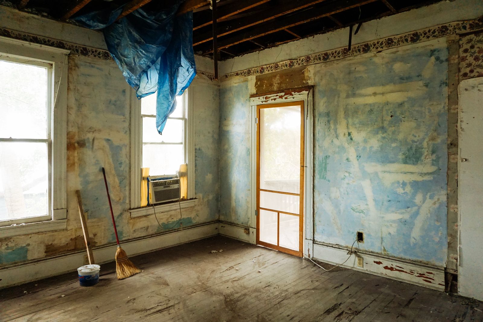 A 1974 Mandarin ranch before renovation, with a bearing wall closing off the front rooms
