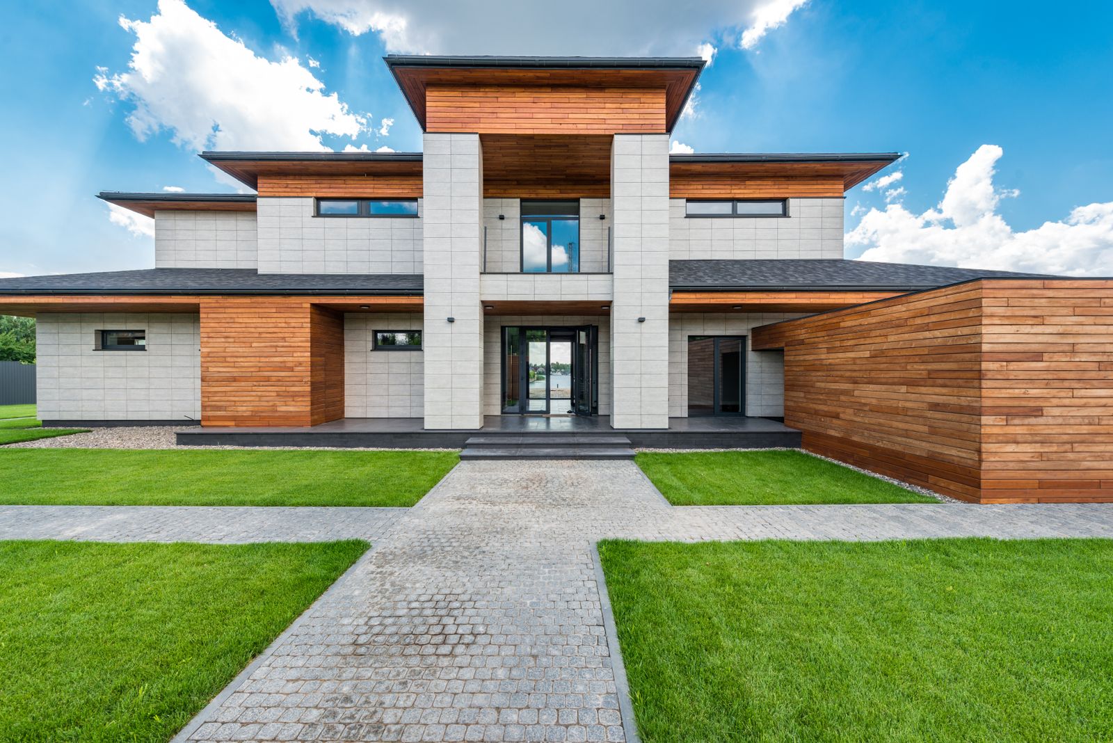 A renovated Jacksonville house with a new rear addition